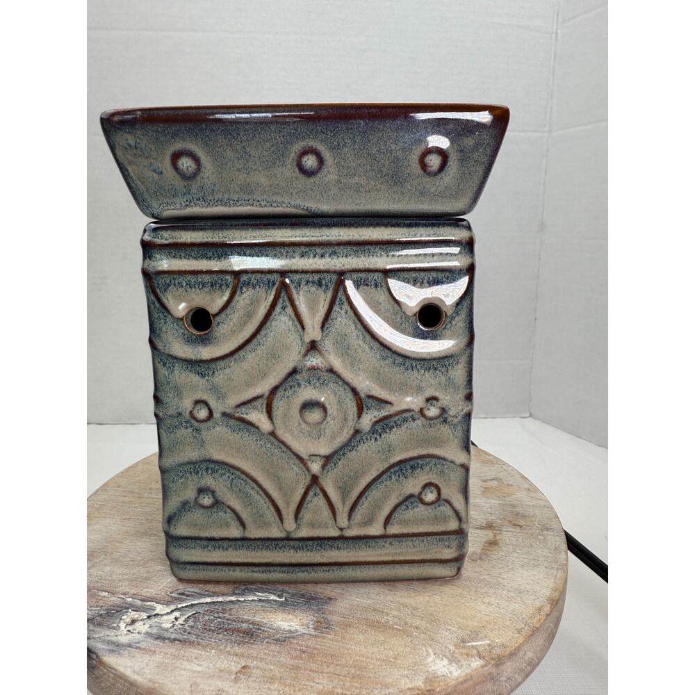 Scentsy LENORE Retired Blue Green Full Size Warmer With Bulb